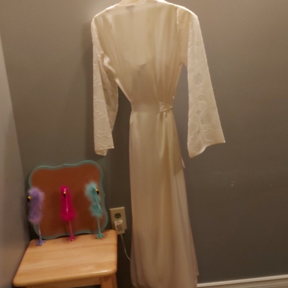 Nightgown & Housecoat - Picture 2 of 11
